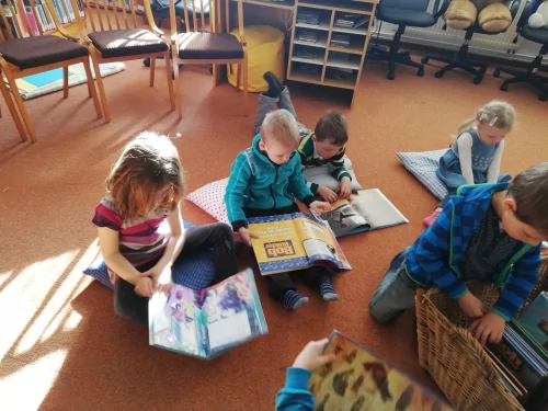 Fotogalerie MŠ Červená Hora - Exkurze knihovna Břetislava Kafky v Červeném Kostelci- duben, foto 14/18