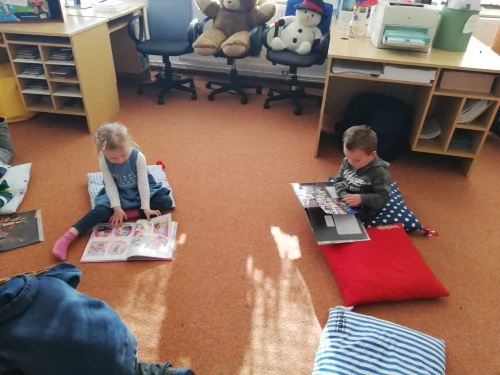 Fotogalerie MŠ Červená Hora - Exkurze knihovna Břetislava Kafky v Červeném Kostelci- duben, foto 15/18