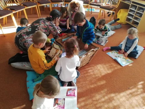 Fotogalerie MŠ Červená Hora - Exkurze knihovna Břetislava Kafky v Červeném Kostelci- duben, foto 16/18