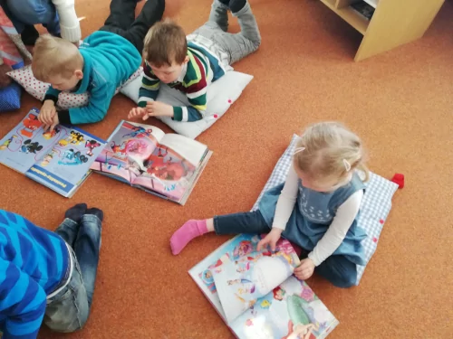 Fotogalerie MŠ Červená Hora - Exkurze knihovna Břetislava Kafky v Červeném Kostelci- duben, foto 17/18