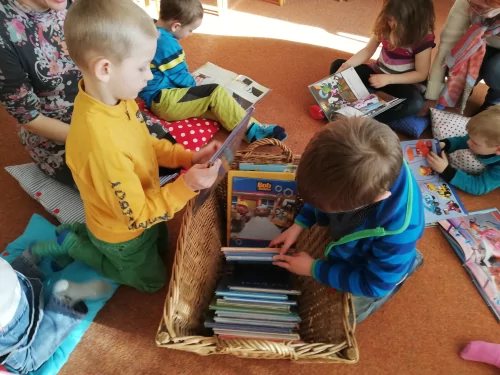 Fotogalerie MŠ Červená Hora - Exkurze knihovna Břetislava Kafky v Červeném Kostelci- duben, foto 18/18