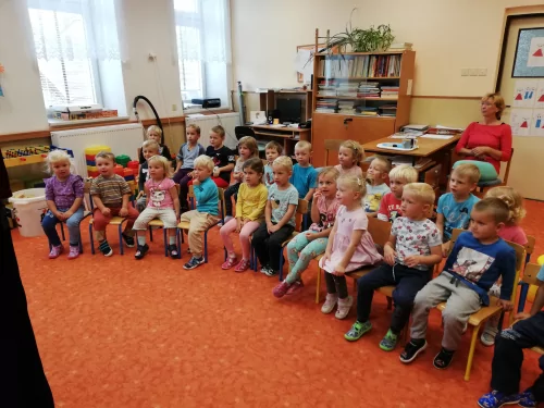 Fotogalerie MŠ Červená Hora - Divadlo Štemberk - září, Jeníček a Mařenka, O slepičce a kohoutkovi, foto 2/6