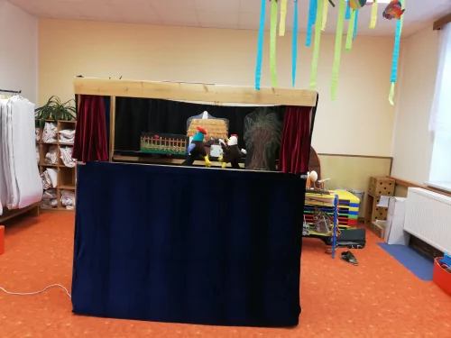 Fotogalerie MŠ Červená Hora - Divadlo Štemberk - září, Jeníček a Mařenka, O slepičce a kohoutkovi, foto 5/6