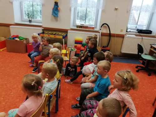 Fotogalerie MŠ Červená Hora - Divadlo Štemberk - září, Jeníček a Mařenka, O slepičce a kohoutkovi, foto 6/6