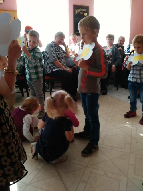 Fotogalerie MŠ Červená Hora - Posezení pro seniory Červené Hory- říjen, foto 2/4