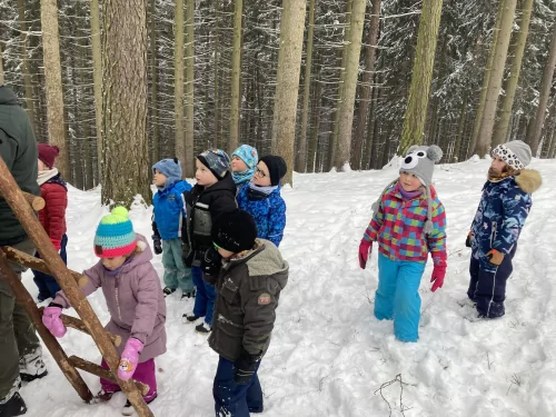 Fotogalerie MŠ Červená Hora - Výlet do krmelce s myslivcem, foto 5/7