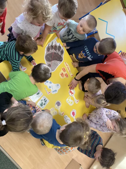 Fotogalerie MŠ Červená Hora - Návštěva z knihovny B. Kafky Tína a Petra, foto 4/8