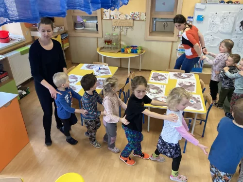 Fotogalerie MŠ Červená Hora - Návštěva z knihovny B. Kafky Tína a Petra, foto 7/8