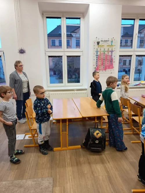 Fotogalerie MŠ Červená Hora - Návštěva předškoláků v 1. ročníku na ZŠ, foto 2/6