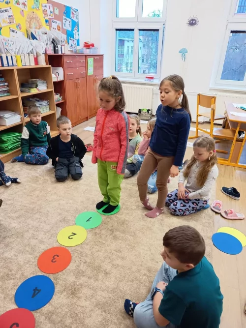 Fotogalerie MŠ Červená Hora - Návštěva předškoláků v 1. ročníku na ZŠ, foto 4/6