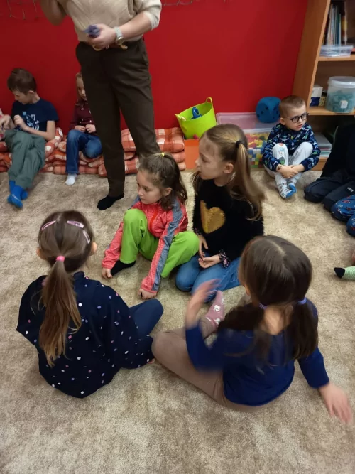 Fotogalerie MŠ Červená Hora - Návštěva předškoláků v 1. ročníku na ZŠ, foto 5/6