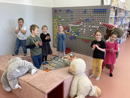 Fotogalerie MŠ Červená Hora - Návštěva předškoláků v knihovně v Červeném Kostelci, foto 3/6