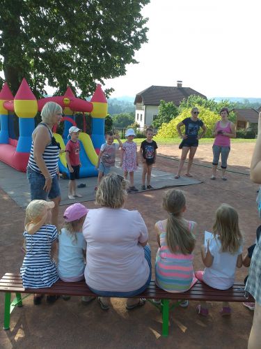 Fotoalbum Rozloučení s předškoláky - šipkovaná, hry na hřišti, červen