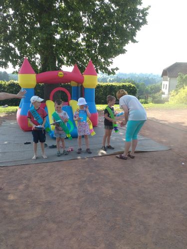 Fotoalbum Rozloučení s předškoláky - šipkovaná, hry na hřišti, červen