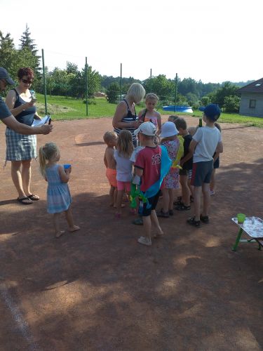 Fotoalbum Rozloučení s předškoláky - šipkovaná, hry na hřišti, červen