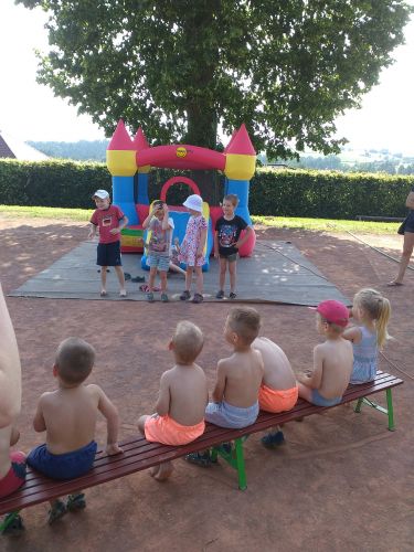 Fotoalbum Rozloučení s předškoláky - šipkovaná, hry na hřišti, červen