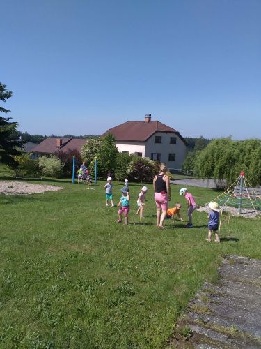 Fotoalbum Dětský den s MŠ Olešnice v naší škole -  pokusy a hry na zahradě