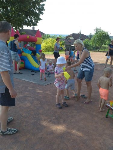 Fotoalbum Rozloučení s předškoláky - šipkovaná, hry na hřišti, červen