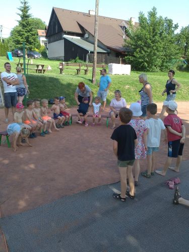 Fotoalbum Rozloučení s předškoláky - šipkovaná, hry na hřišti, červen