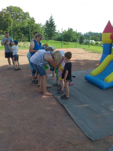 Fotoalbum Rozloučení s předškoláky - šipkovaná, hry na hřišti, červen