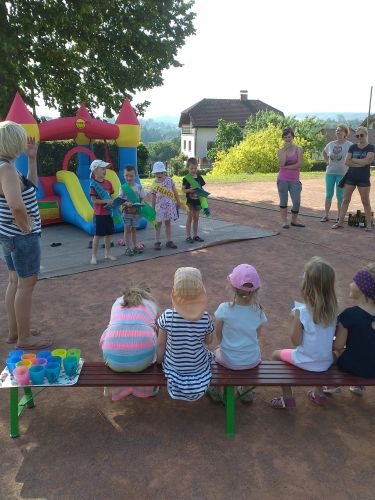 Fotoalbum Rozloučení s předškoláky - šipkovaná, hry na hřišti, červen