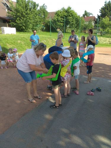 Fotoalbum Rozloučení s předškoláky - šipkovaná, hry na hřišti, červen